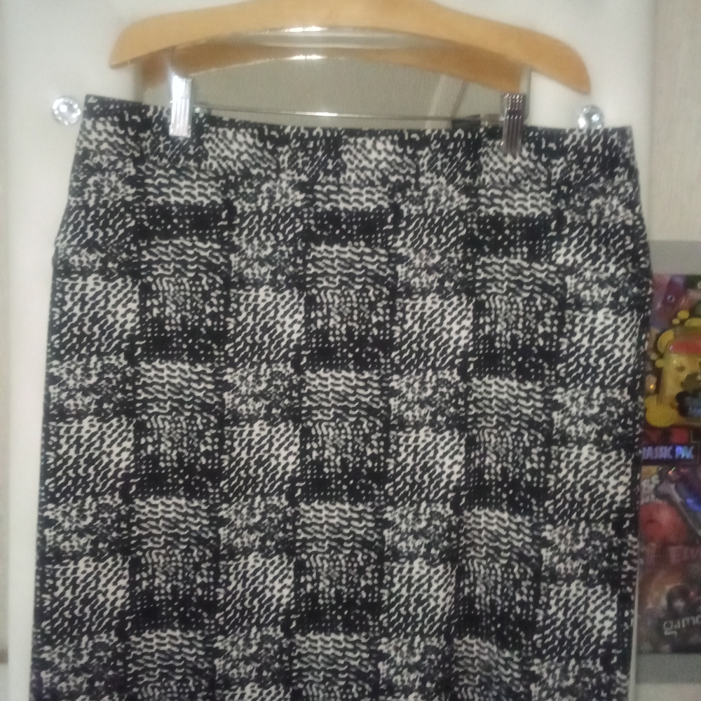 Chic Black and White Patterned Skirt